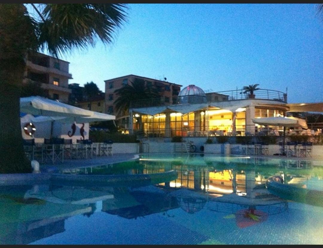Albisola Bed And Breakfast Albisola Superiore Bagian luar foto
